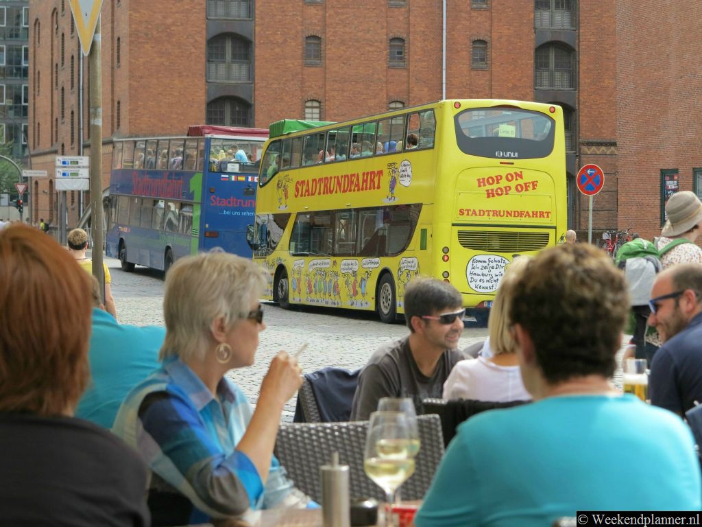Speicherstadt staat op de Werelderfgoedlijst en is dan ook een populaire toeristische attractie in Hamburg. De Hop-on Hop-off bussen hebben er een halte. Tip:   Meer over de attracties van Hamburg.